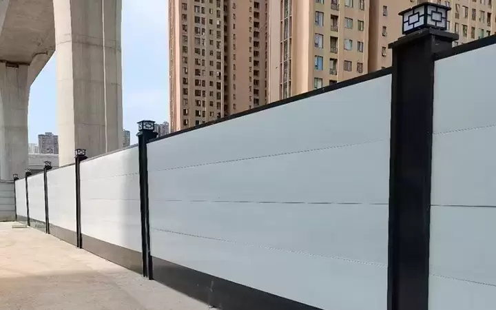 H&agrave;ng r&agrave;o chắn vu&ocirc;ng bằng kim loại h&agrave;n d&ugrave;ng cho c&ocirc;ng trường.